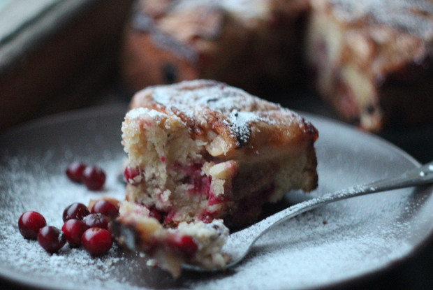 Яблочный пирог с клюквой и коричным сахаром