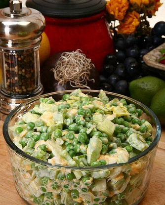 Салат из цыпленка с картофелем, зеленым горошком и лесными орехами