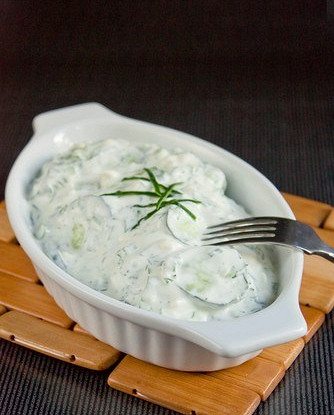 Огуречный салат с йогуртовой заправкой и укропом