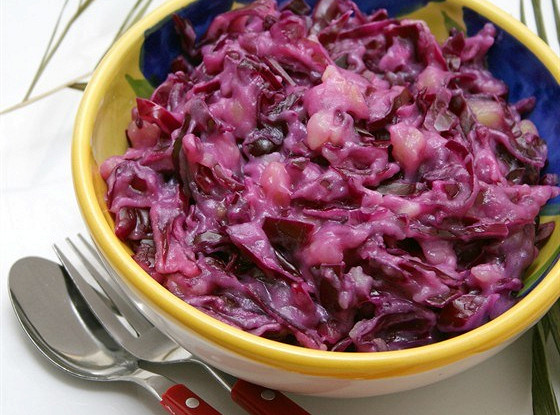 Красная капуста с яблоком