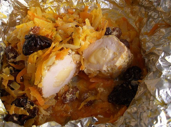 Куриное филе, запеченное в фольге с морковью и черносливом
