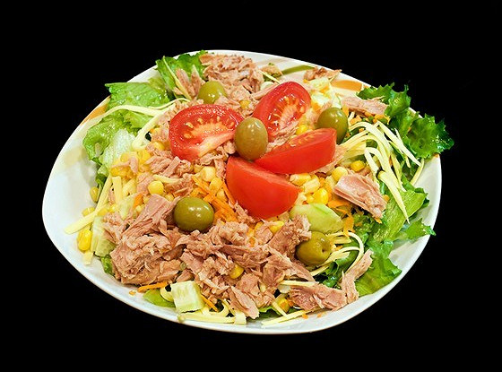 Салат из тунца, маслин и помидоров с соусом ромеско