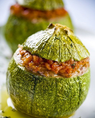 Кабачки, фаршированные мясом, со сметаной