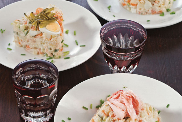 Оливье с крабом и антоновским яблоком
