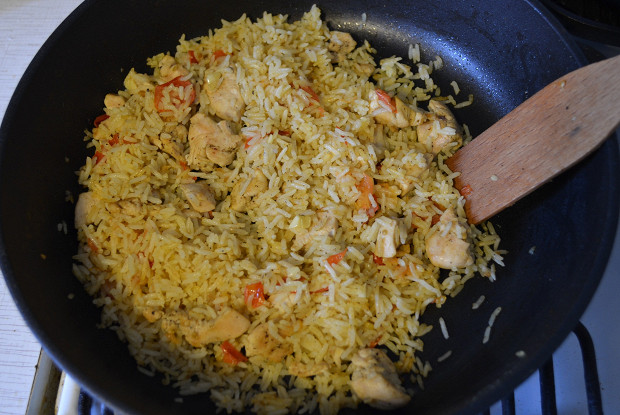 Рис с курицей и помидорами