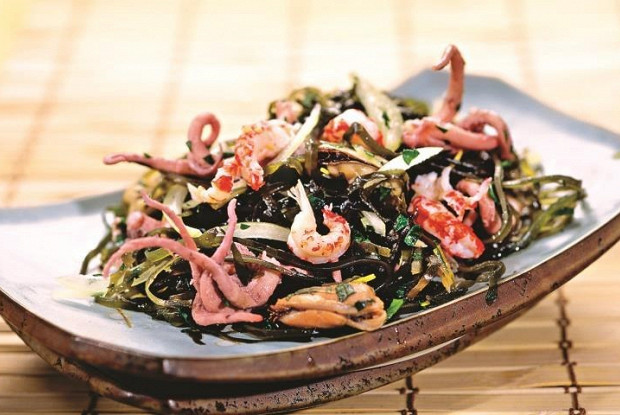 Салат с морепродуктами и морской капустой