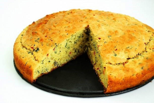 Кукурузный хлеб с чили, зеленым луком и укропом