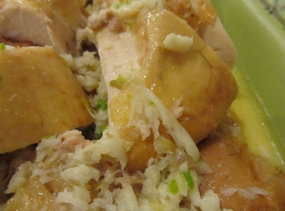 Жареная курица с молочно-чесночным соусом