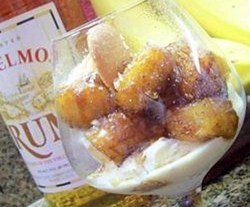 Бананы в карамельном соусе с ромом