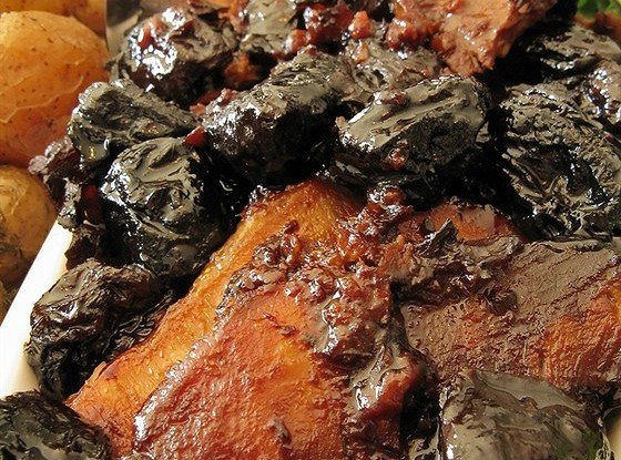 Свиная корейка с черносливом, яблоками и сливками