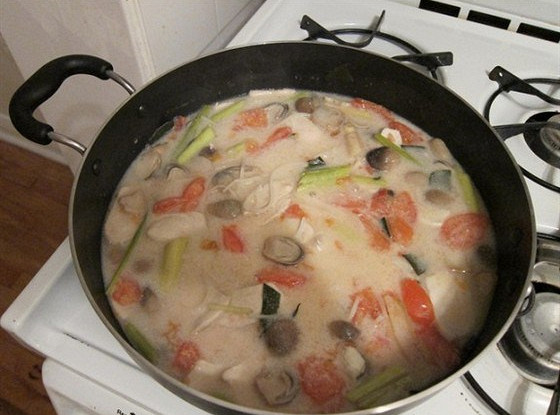 Тайский суп том-кха с кокосовым молоком и морепродуктами