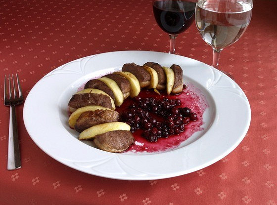 Утка с яблоками и брусничным соусом