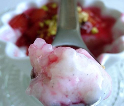 Тапиока со сливовым соусом и фисташками