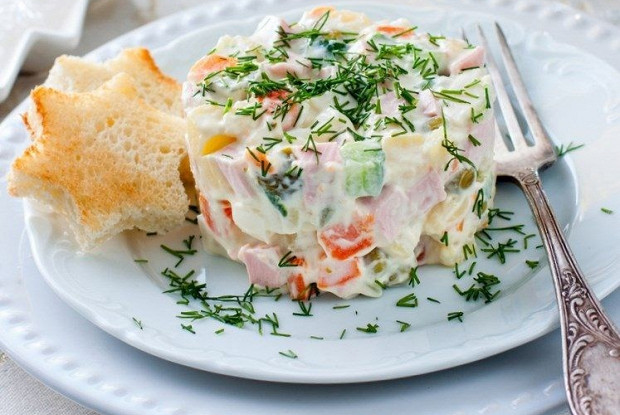 Салат с курицей и крабом