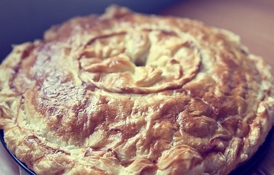Пирог с курицей, картофелем и зеленью