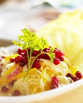 Салат из капусты с орехами, клюквой и крыжовником и тмином