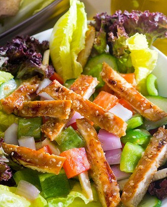 Салат из индейки с луком, перцем и кунжутом под медовым соусом