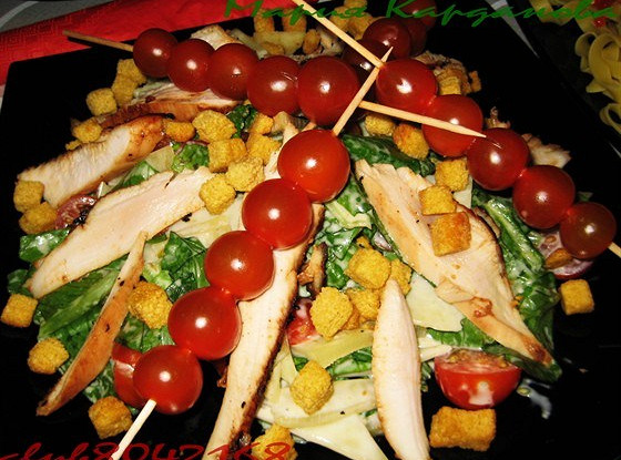 Салат «Цезарь» с курицей и беконом