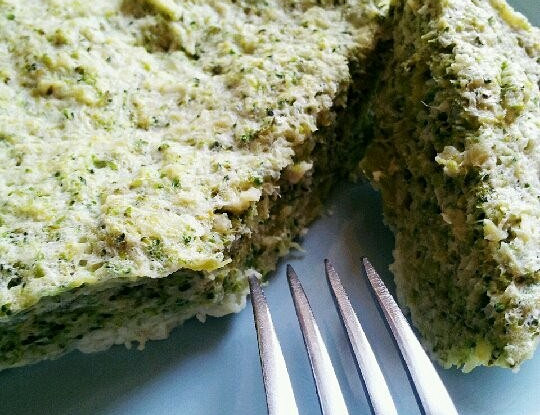 Запеканка из яичных белков, кальмаров и брокколи