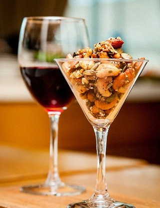 Пряные орехи с чесноком и имбирем