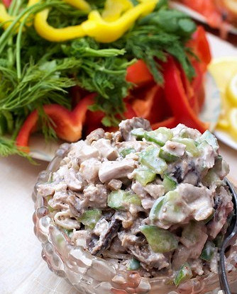 Салат из курицы с шампиньонами и маринованными огурцами