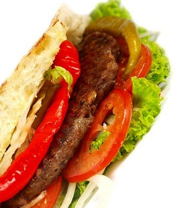 Маленькие бургеры в пите с салатом и овощами