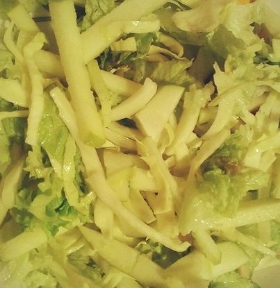 Легкий зеленый салат с яблоком и огурцом