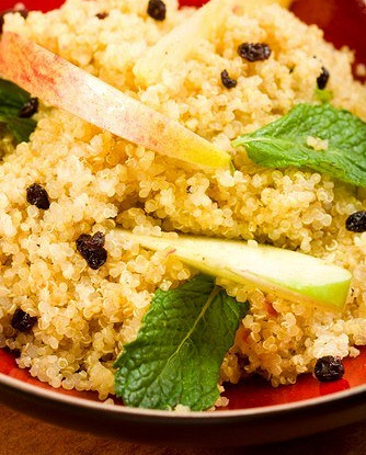 Салат из киноа, яблок и миндаля