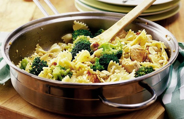 Фарфалле с курицей, брокколи и грибами в сырном соусе
