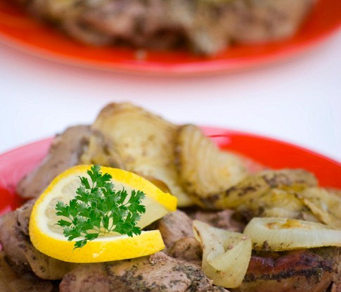 Маринованная куриная печень со сладким перцем, луком, чесноком и имбирем