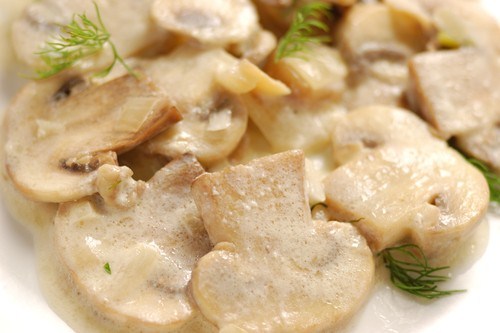 Салат из свежих грибов со сливочно-сырным соусом