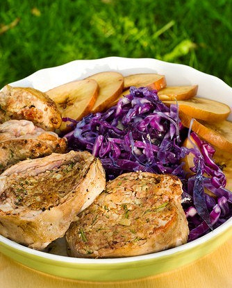 Салат из красной капусты с яблоком и горчично-майонезным соусом для свинины на гриле