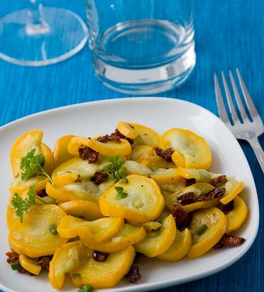 Кисло-сладкие цукини с кедровыми орешками, изюмом и мятой