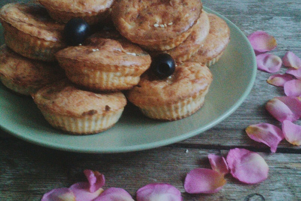 Луковые маффины с сырной начинкой