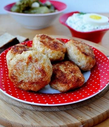 Котлеты из судака с соусом