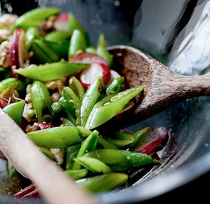 Салат с редисом, сельдереем и зеленым горошком
