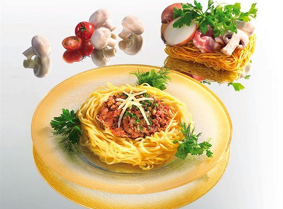 Лапша с копченой грудинкой и грибами