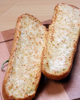 Чесночный хлеб со сливочным маслом