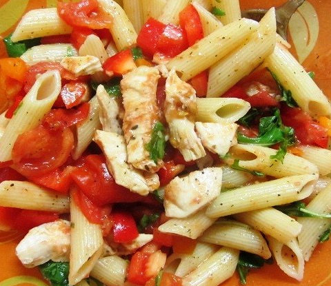 Теплый салат из пасты, курицы и шпината