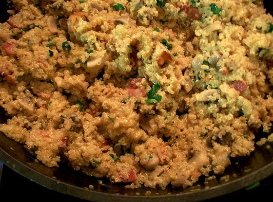 Киноа с беконом и грибами
