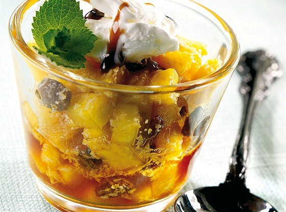 Карамелизованный ананас с изюмом и кокосом