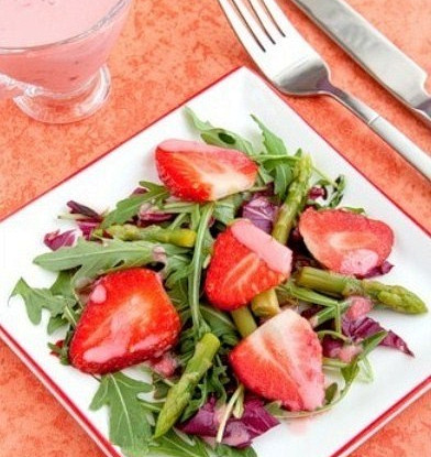 Салат из рукколы и клубники