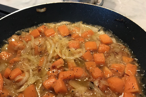 Паста с колбасками, тыквой и рикоттой