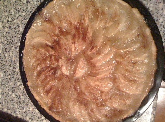 Открытый пирог с яблоками в карамели