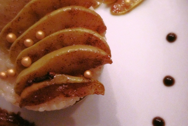 Молочная рисовая каша с яблоками и изюмом