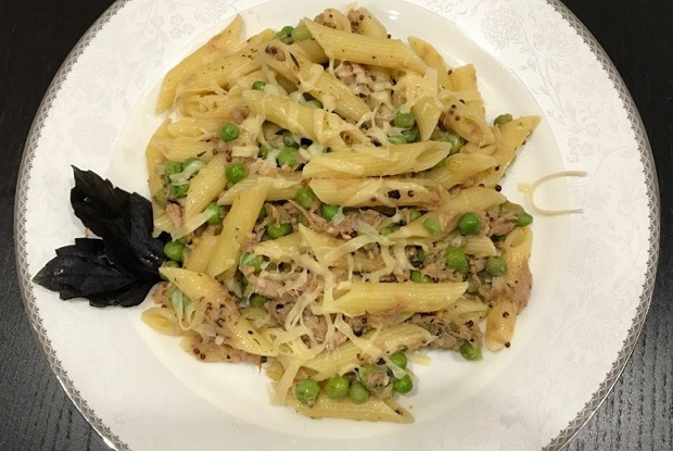 Пенне с тунцом и зеленым горошком