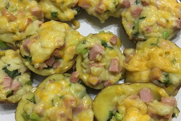Фаршированный сыром и колбасой картофель