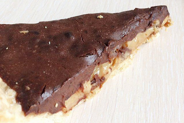 Тарт со сгущенкой, арахисом и шоколадом