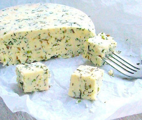 Домашний сыр с зеленью и тмином