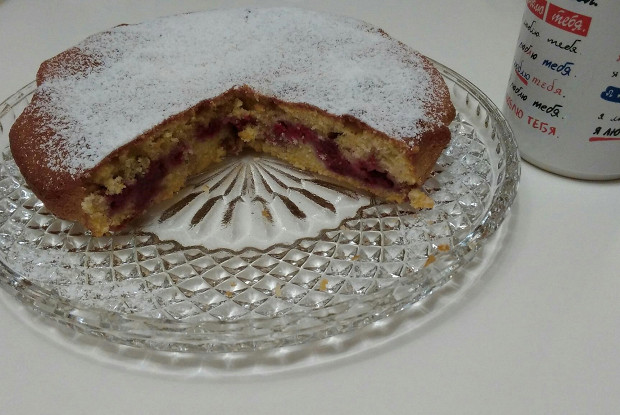 Пирог с лимонной цедрой и малиной